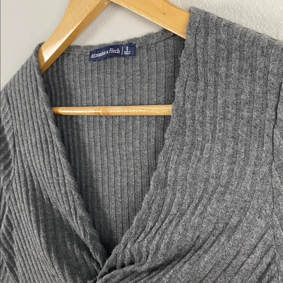 Abercrombie & Fitch Ribbed Knit Short Sleeve Crop Top | V Neck, Ruched/Keyhole - Picture 9 of 14